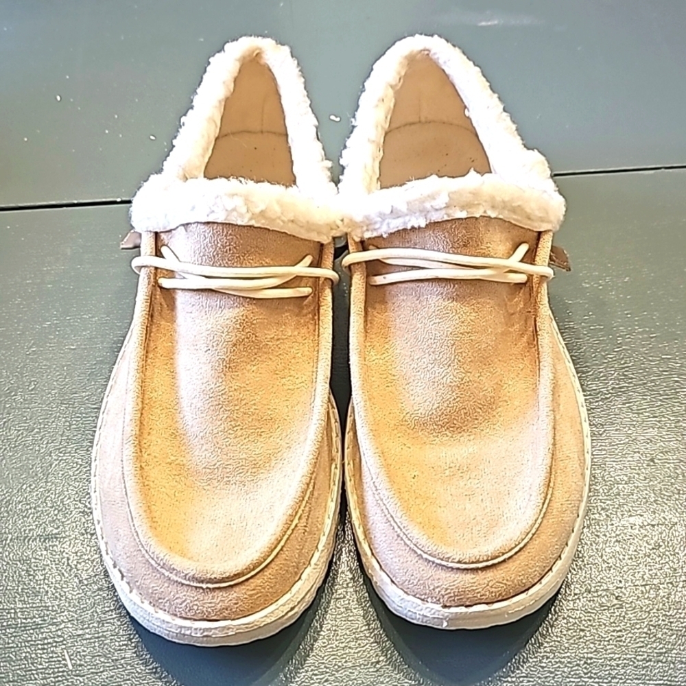 Slippers with hard‎ sole cozy and soft sheria lined. Size 8.
